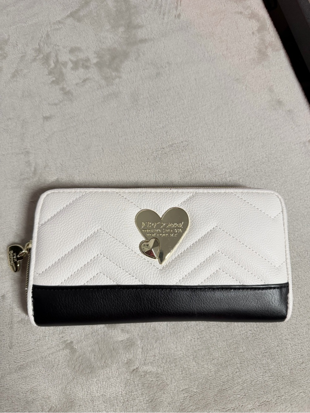 Betsey Johnson White and Black Quilted Heart Zip Wallet